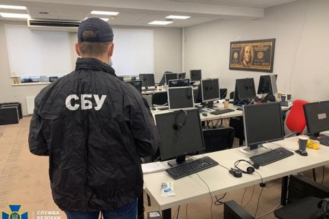 У Києві викрили шахрайські call-центри, які працювали як "брокерські компанії"