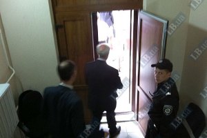 Азаров ушел из суда через черный ход