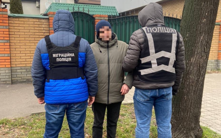 Киянина підозрюють у нелегальному переміщенні призовників через кордон