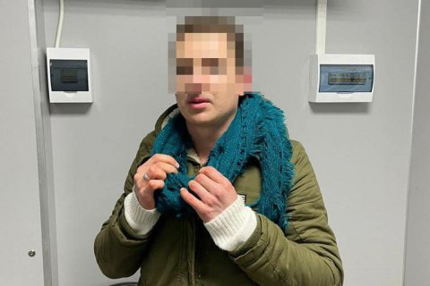 Чоловік-ухилянт спробував втекти з України у жіночому вбранні