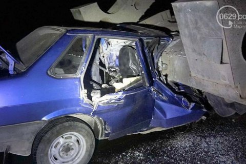 Под Мариуполем ВАЗ врезался в тягач с военной техникой, есть погибшие (обновлено)