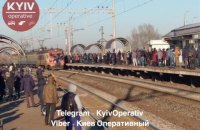 Киевляне штурмовали опоздавшую городскую электричку на Троещине