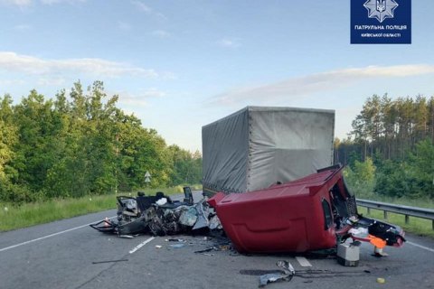 На трасі Київ - Ковель обмежено рух через смертельну ДТП з вантажівкою та легковиком