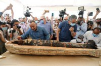 В Египте перед прессой открыли саркофаг, которому более 2500 лет