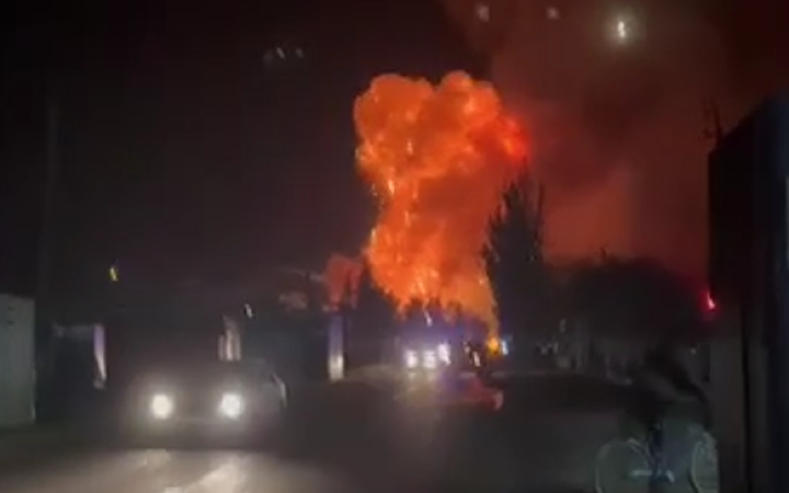 Під Маріуполем пролунали вибухи: зайнявся склад російських боєприпасів, під удар потрапили гелікоптери