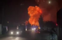 Під Маріуполем пролунали вибухи: зайнявся склад російських боєприпасів, під удар потрапили гелікоптери
