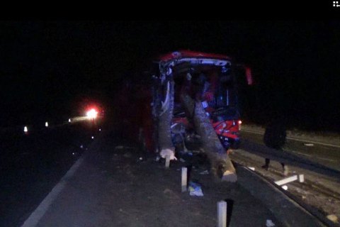 Бревна с лесовоза влетели в салон автобуса в Житомирской области 