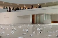 Художники Нью-Йорка провели акцию с требованием закрыть небо над Украиной