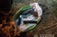 В Киевской области водитель, убегая от полиции, выбросил пакет с оружием 