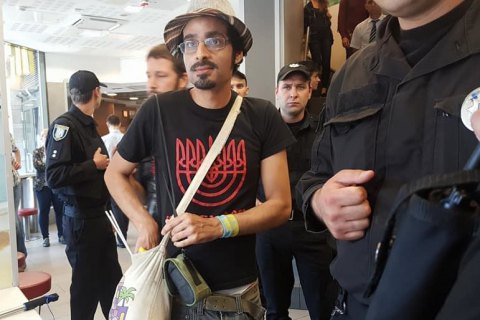 Возле станции метро "Льва Толстого" напали на инстранца с символикой ЛГБТ