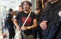 Возле станции метро "Льва Толстого" напали на инстранца с символикой ЛГБТ