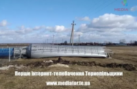 В Тернопольской области из-за сильного ветра упала водонапорная башня