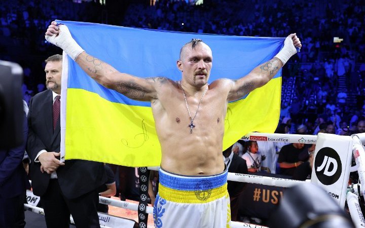 Усик знову залишив Україну