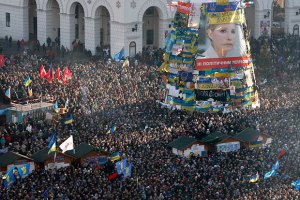 Тимошенко попросила зняти її портрети на Майдані