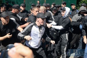 Киевляне охраняют от "титушек" сквер на Тверской, 16