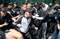 Киевляне охраняют от "титушек" сквер на Тверской, 16