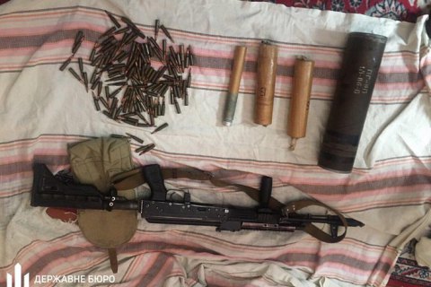 В Николаеве сержант-контрактник украл во время разгрузки оружия три автомата, патроны и тротил
