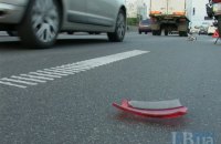 В Киеве мотоциклист врезался в автомобиль и чуть не попал под грузовик