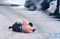 Киевляне уже неделю скользят по неубранному гололёду