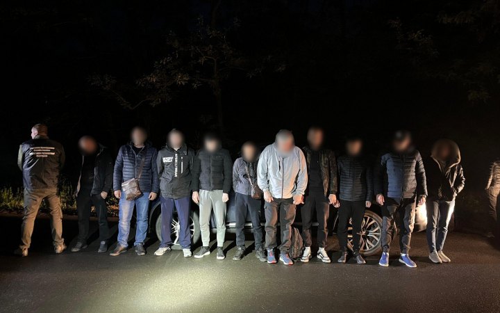 На Закарпатті двоє таксистів намагалися переправити через кордон вісьмох чоловіків