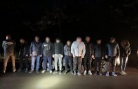 На Закарпатті двоє таксистів намагалися переправити через кордон вісьмох чоловіків