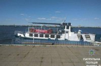 Водій прогулянкового катера в Дніпрі попався на керуванні напідпитку