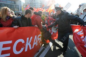Националисты забросали коммунистов яйцами