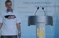 Януковичу подарили футболку "Стоп Цензуре!"