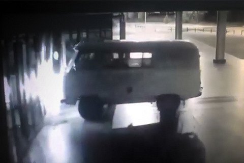 В Екатеринбурге мужчина на УАЗе врезался в кинотеатр и поджег машину