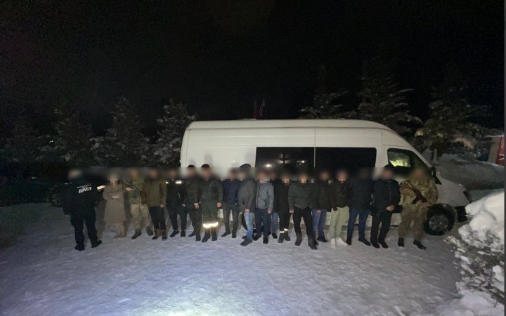 ​На Буковині затримали два мікроавтобуси з ухилянтами