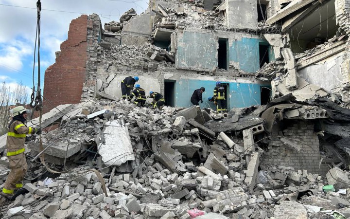 У Слов’янську вночі ворог влучив у гуртожиток аграрного коледжу, під завалами можуть перебувати дві особи (оновлено)