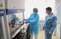 Зеленский в Хмельницком поинтересовался ситуацией с выплатой надбавок медикам