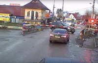 Железнодорожник спас торопившегося водителя от столкновения с поездом в Боярке