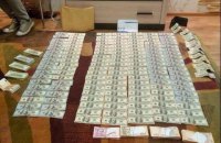 У пойманного на взятке судьи из Днепра дома нашли $54 тыс. и €13 тыс.