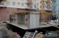 В Киеве на незаконной стройке "титушки" забросали местных жителей яйцами