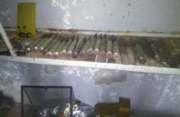 В брошенном доме в Широкино обнаружили арсенал боеприпасов