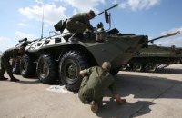 Россия в день выборов стягивает на Донбасс военную технику, - СНБО