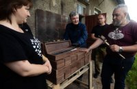 Порошенко передал деньги на восстановление затопленной кузницы отца моряка Андрея Эйдера