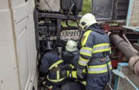 У Києві самоскид із соєю перекинувся і засипав проїжджу частину (оновлено)