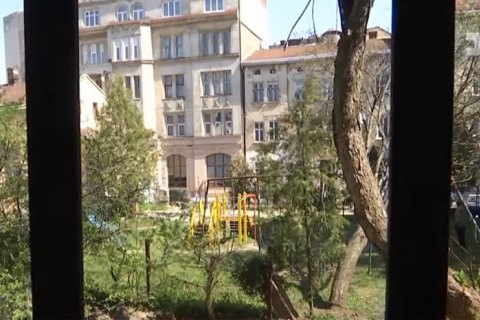 На детской площадке в центре Львова повесился исландец
