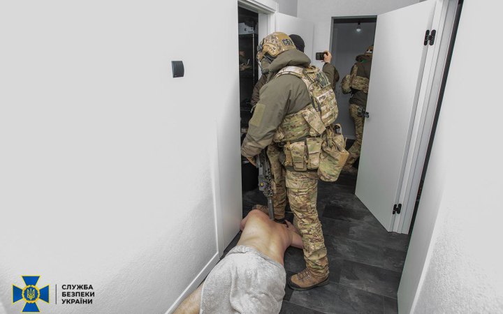 ​У Києві СБУ піймала "на гарячому" банду, яка тероризувала підприємців під виглядом добробатів 