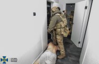 ​У Києві СБУ піймала "на гарячому" банду, яка тероризувала підприємців під виглядом добробатів 