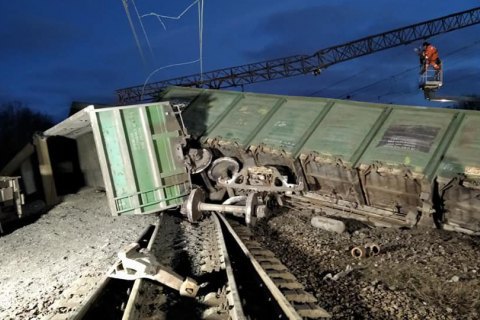 "Укрзализныця" на третий день возобновила движение через станцию Воскобойня после схождения с рельсов грузовых вагонов