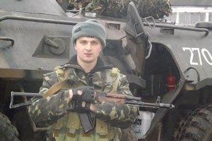Раненому боевиками военному требуется помощь