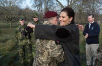 Шведська кронпринцеса Вікторія відвідала українських військовослужбовців, які навчаються у Британії 