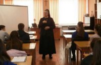 Львівським студентам-медикам читають лекції про шкоду контрацепції, неприпустимість стосунків до шлюбу і заборону абортів