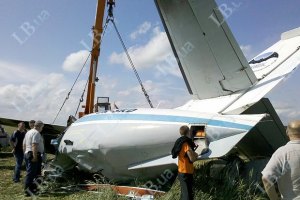 Три человека находятся в тяжелом состоянии после посадки самолета под Киевом