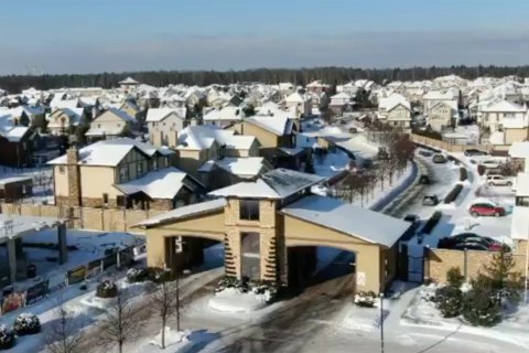 В Подмосковье мужчина забаррикадировался в коттеджном городке и открыл огонь по силовикам
