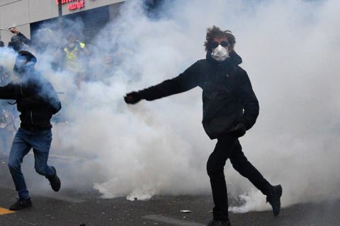Во время митингов во Франции арестовали 95 человек, многие демонстранты получили серьезные ранения