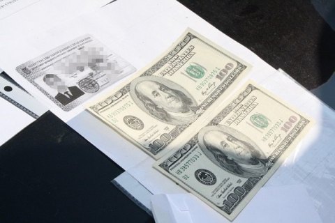 В Харькове сотрудник генконсульства РФ предлагал $400 за выдачу прав